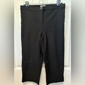 Laura Petites Black Capri Pants with detail. Size 8.